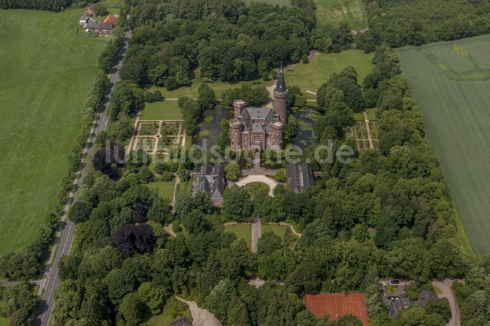 Bedburg-Hau aus der Vogelperspektive: Wasserschloss Schloss Moyland bei Bedburg- Hau im Bundesland Nordrhein-Westfalen NRW