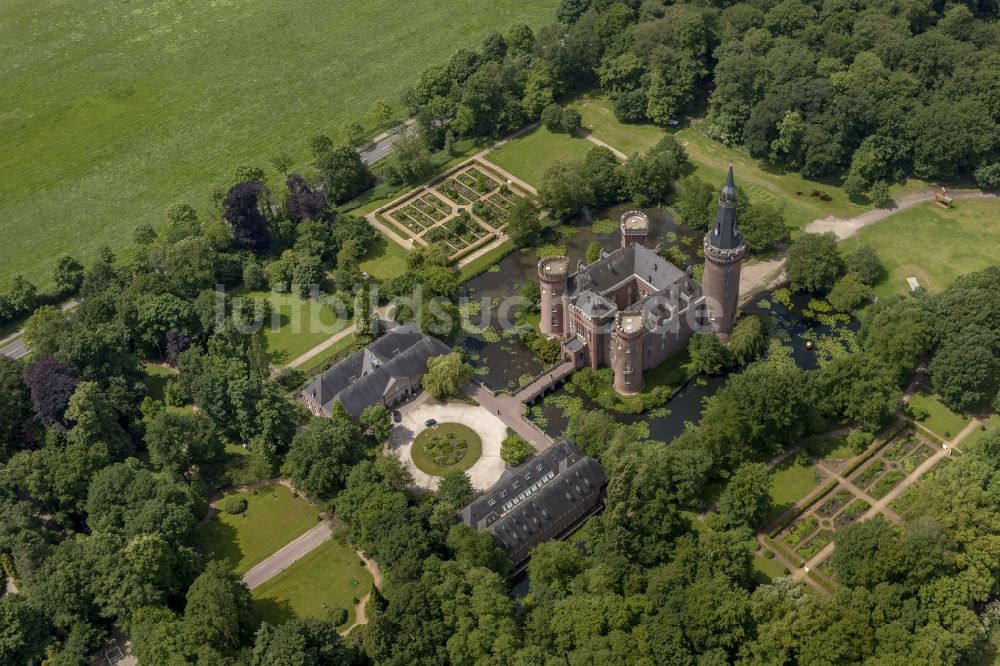 Luftbild Bedburg-Hau - Wasserschloss Schloss Moyland bei Bedburg- Hau im Bundesland Nordrhein-Westfalen NRW