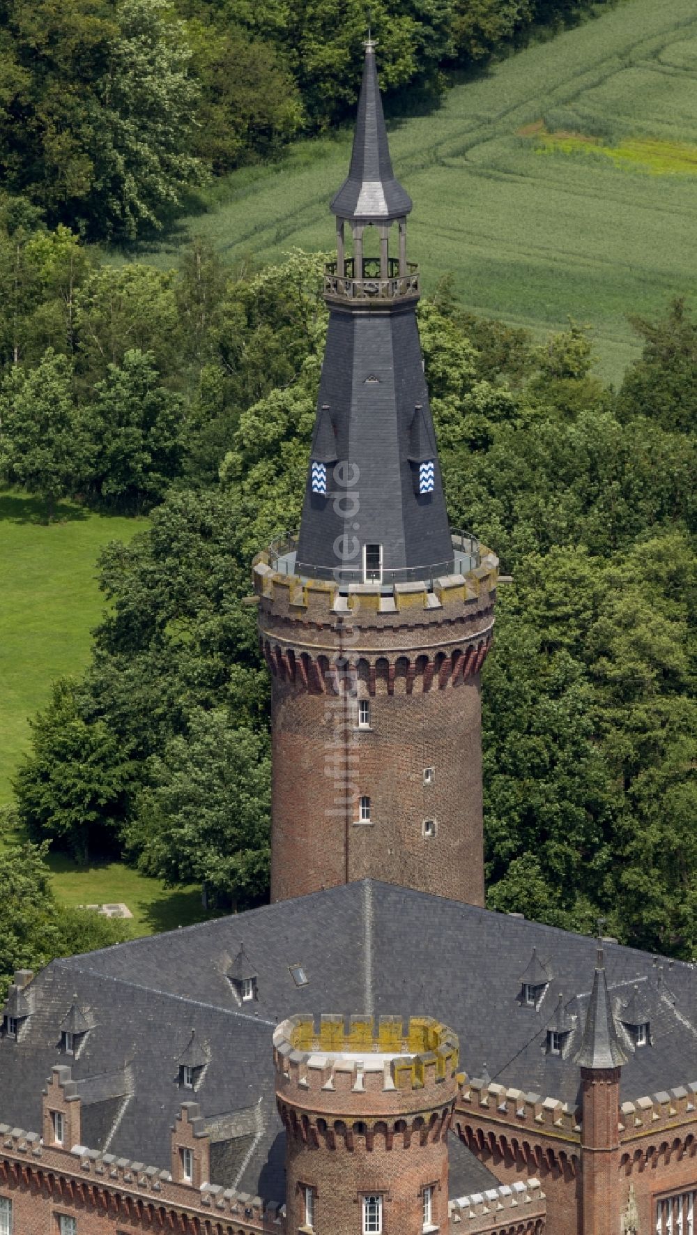 Luftaufnahme Bedburg-Hau - Wasserschloss Schloss Moyland bei Bedburg- Hau im Bundesland Nordrhein-Westfalen NRW