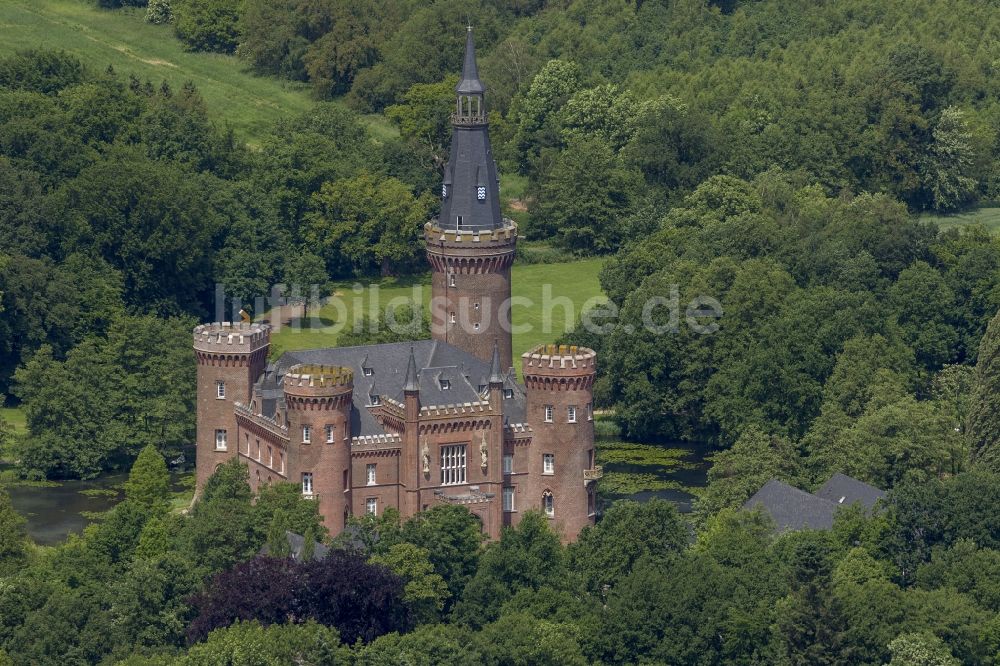 Bedburg-Hau von oben - Wasserschloss Schloss Moyland bei Bedburg- Hau im Bundesland Nordrhein-Westfalen NRW