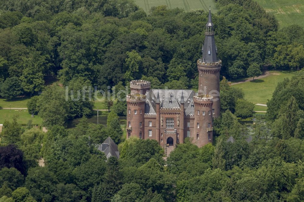 Bedburg-Hau aus der Vogelperspektive: Wasserschloss Schloss Moyland bei Bedburg- Hau im Bundesland Nordrhein-Westfalen NRW