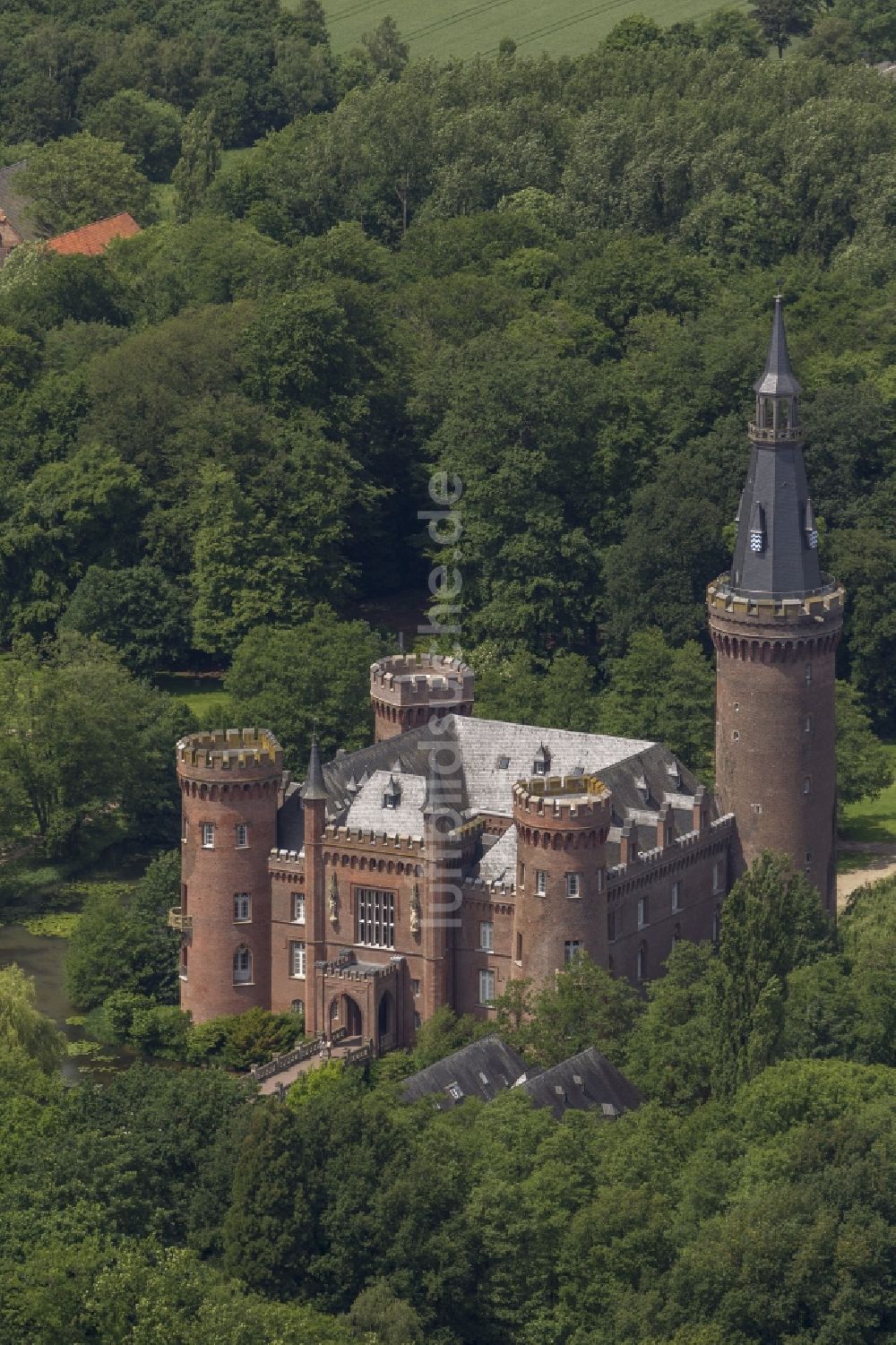 Luftbild Bedburg-Hau - Wasserschloss Schloss Moyland bei Bedburg- Hau im Bundesland Nordrhein-Westfalen NRW