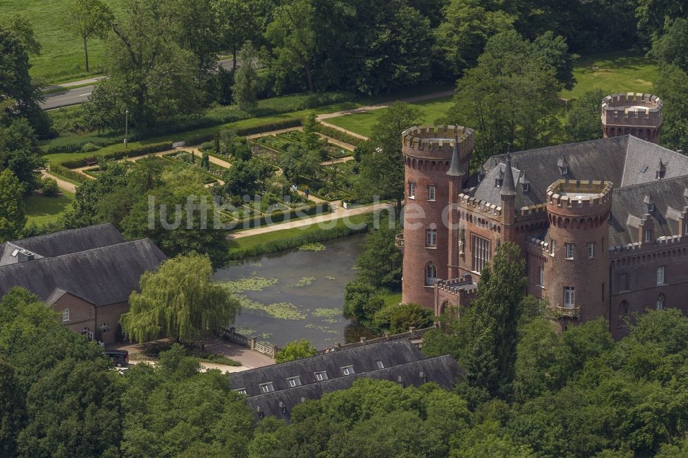 Luftaufnahme Bedburg-Hau - Wasserschloss Schloss Moyland bei Bedburg- Hau im Bundesland Nordrhein-Westfalen NRW