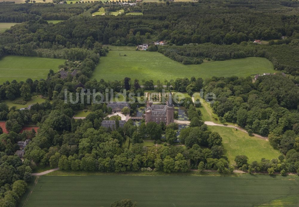 Bedburg-Hau von oben - Wasserschloss Schloss Moyland bei Bedburg- Hau im Bundesland Nordrhein-Westfalen NRW