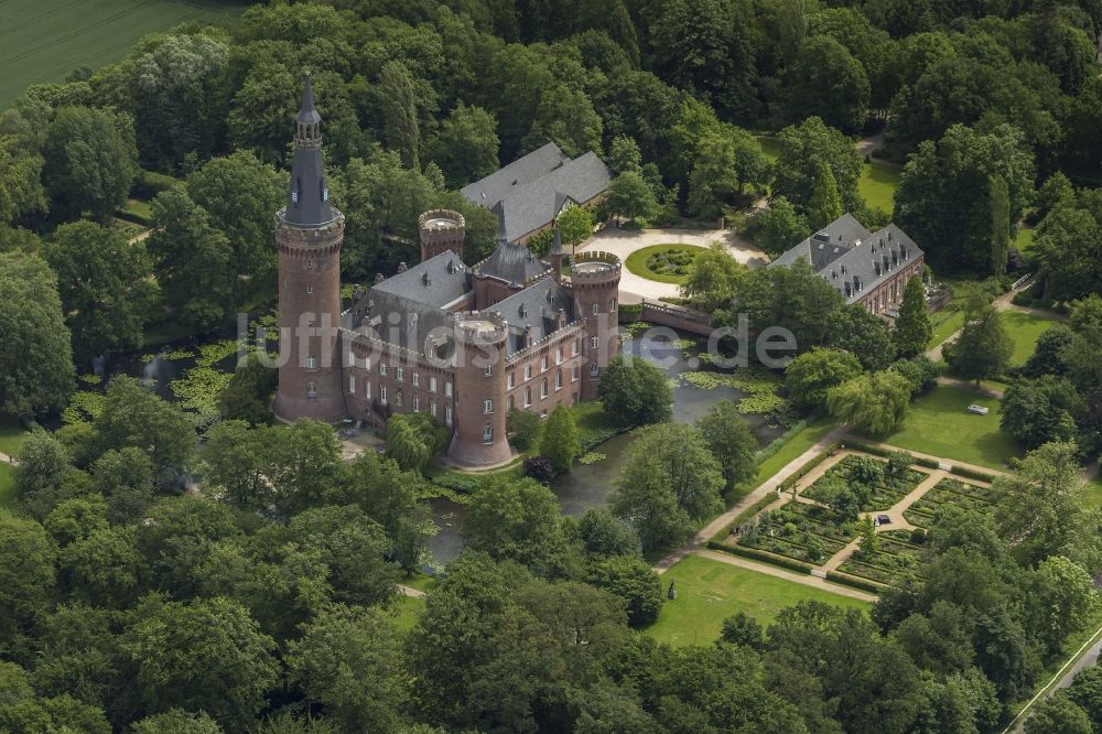 Luftbild Bedburg-Hau - Wasserschloss Schloss Moyland bei Bedburg- Hau im Bundesland Nordrhein-Westfalen NRW