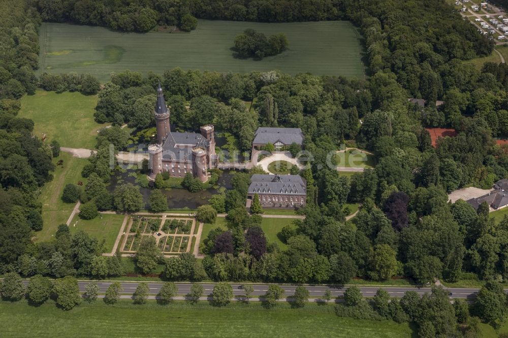 Luftaufnahme Bedburg-Hau - Wasserschloss Schloss Moyland bei Bedburg- Hau im Bundesland Nordrhein-Westfalen NRW