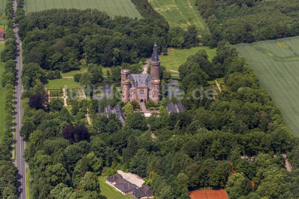 Bedburg-Hau von oben - Wasserschloss Schloss Moyland bei Bedburg- Hau im Bundesland Nordrhein-Westfalen NRW