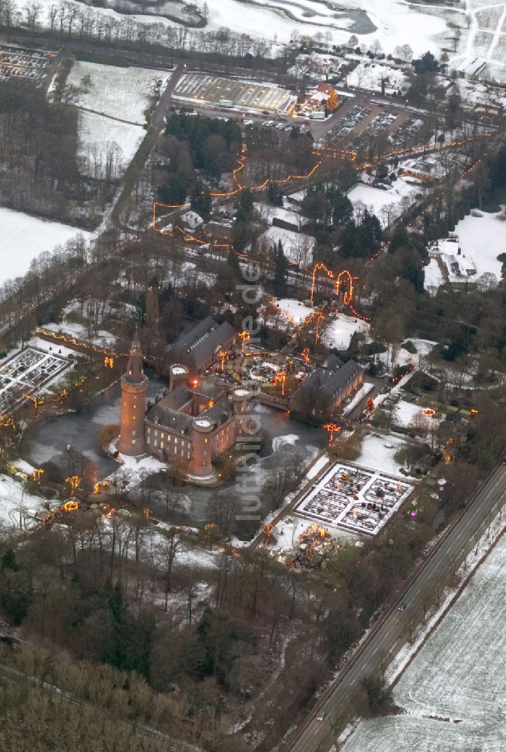 Luftbild Bedburg-Hau - Wasserschloss Schloss Moyland bei Bedburg- Hau im Bundesland Nordrhein-Westfalen NRW