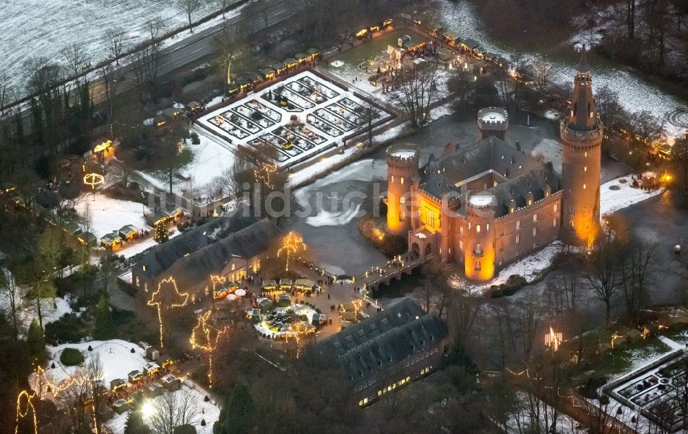 Luftbild Bedburg-Hau - Wasserschloss Schloss Moyland bei Bedburg- Hau im Bundesland Nordrhein-Westfalen NRW