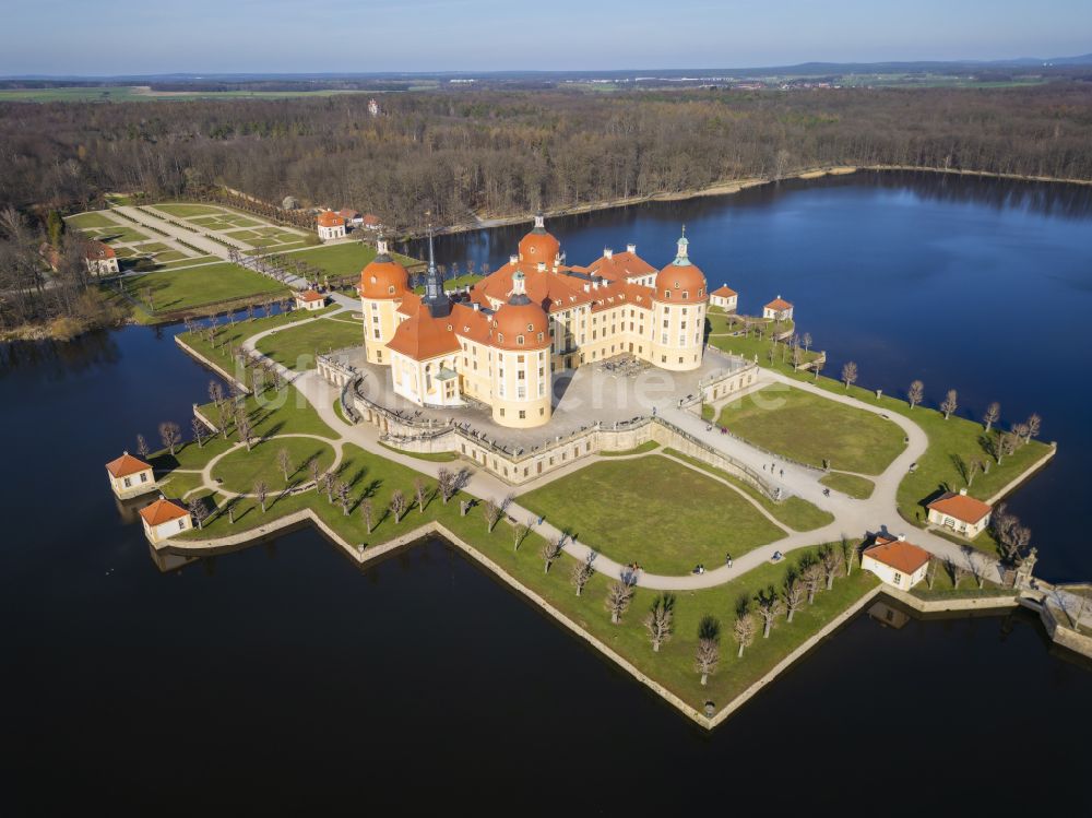 Moritzburg von oben - Wasserschloss und Schloßpark in Moritzburg im Bundesland Sachsen, Deutschland