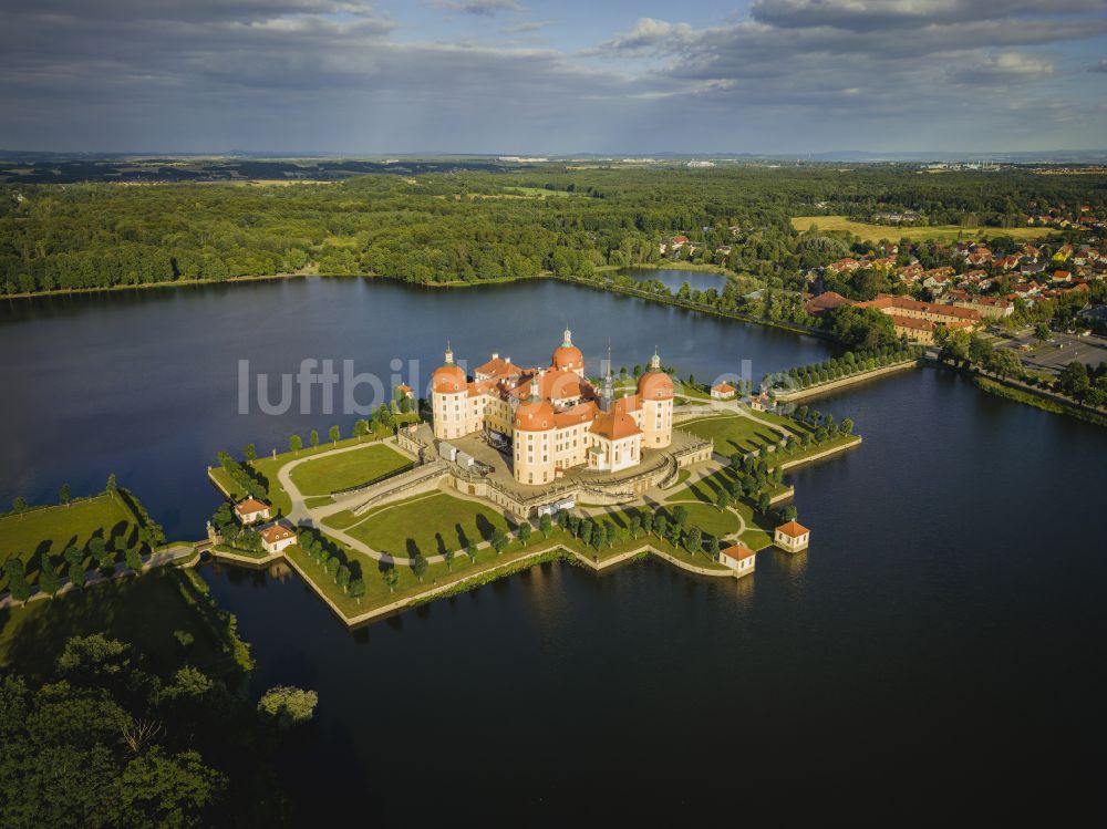 Luftaufnahme Moritzburg - Wasserschloss und Schloßpark in Moritzburg im Bundesland Sachsen, Deutschland