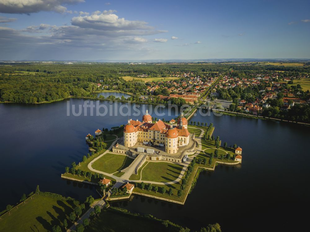 Moritzburg von oben - Wasserschloss und Schloßpark in Moritzburg im Bundesland Sachsen, Deutschland