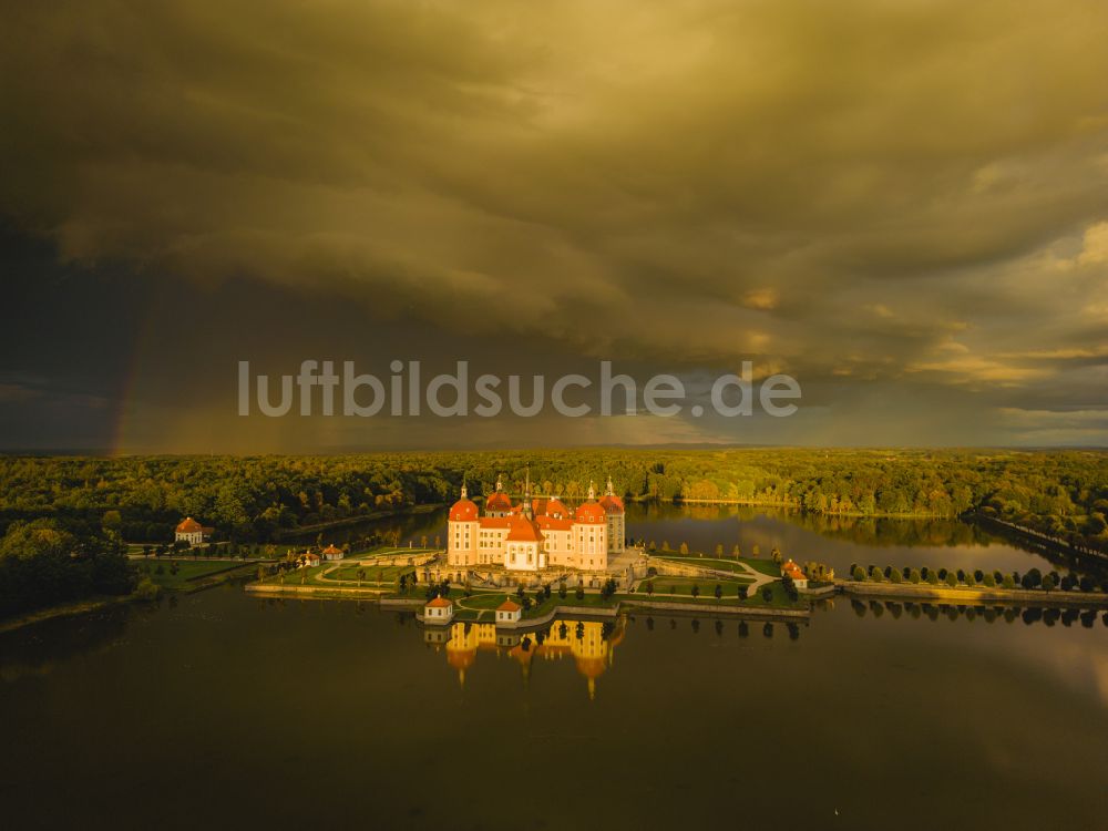 Moritzburg aus der Vogelperspektive: Wasserschloss und Schloßpark in Moritzburg im Bundesland Sachsen, Deutschland