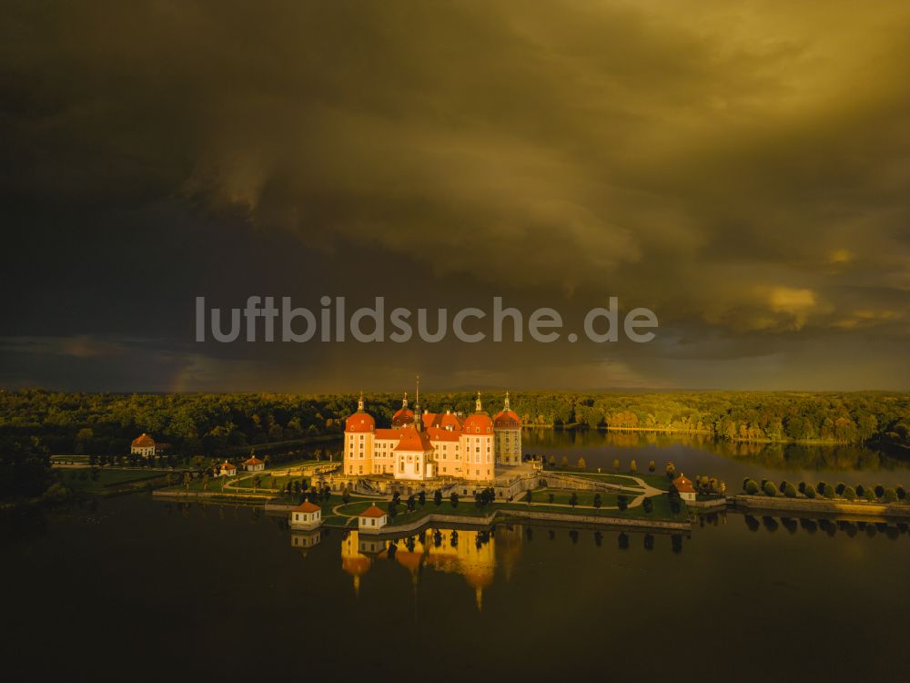 Luftaufnahme Moritzburg - Wasserschloss und Schloßpark in Moritzburg im Bundesland Sachsen, Deutschland