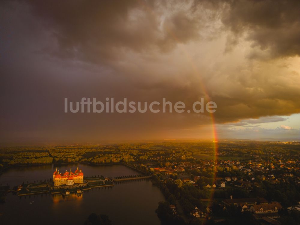 Moritzburg aus der Vogelperspektive: Wasserschloss und Schloßpark in Moritzburg im Bundesland Sachsen, Deutschland