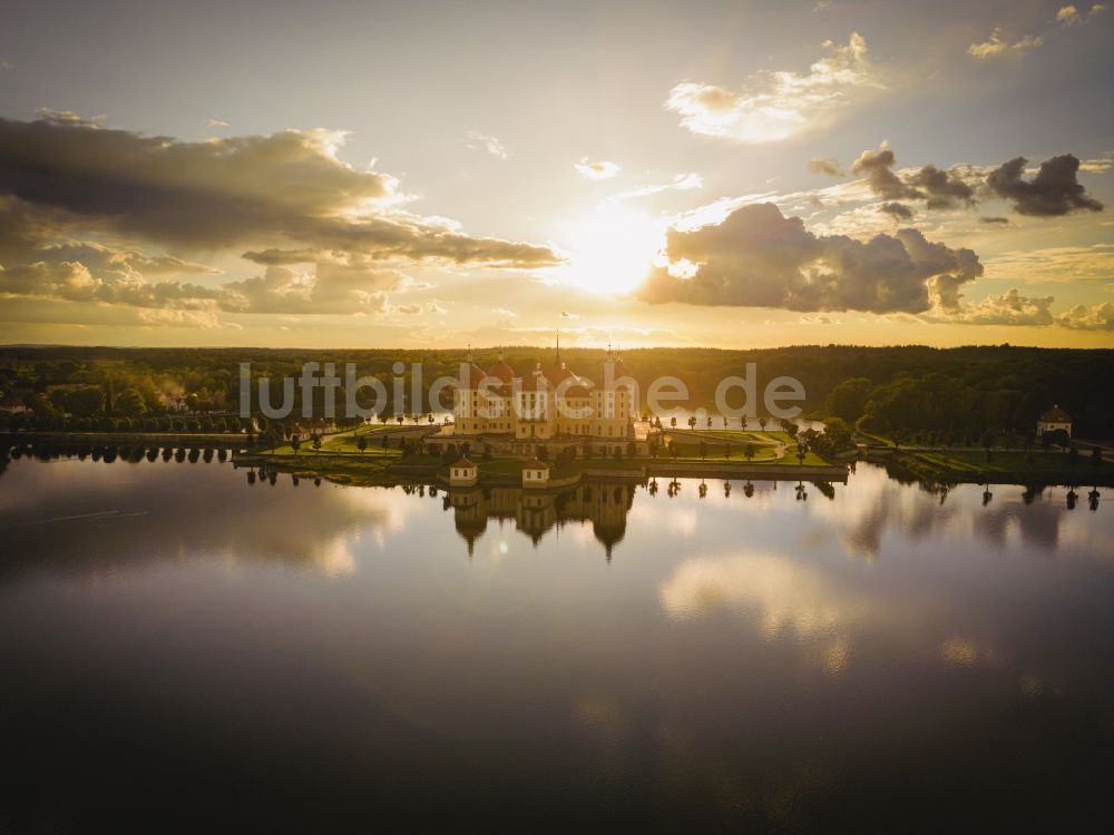 Luftaufnahme Moritzburg - Wasserschloss und Schloßpark in Moritzburg im Bundesland Sachsen, Deutschland