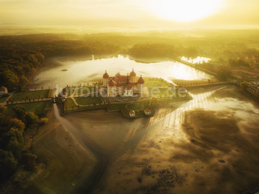 Moritzburg aus der Vogelperspektive: Wasserschloss und Schloßpark in Moritzburg im Bundesland Sachsen, Deutschland