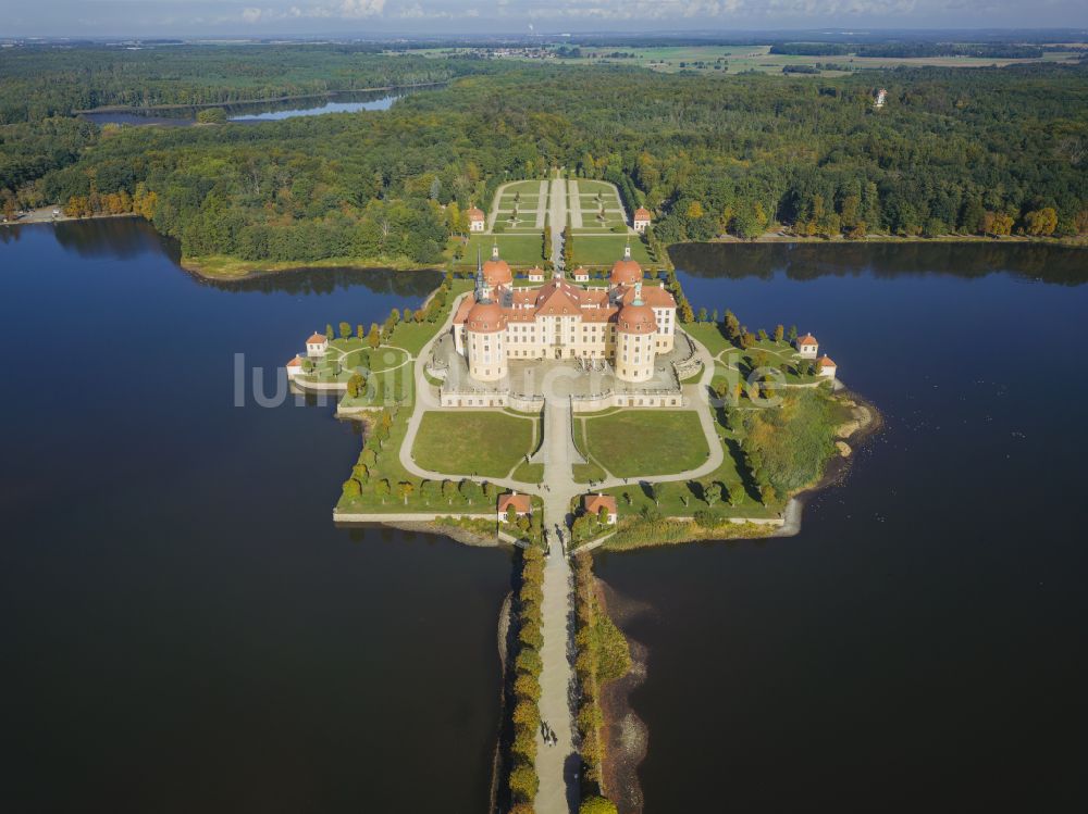 Moritzburg aus der Vogelperspektive: Wasserschloss und Schloßpark in Moritzburg im Bundesland Sachsen, Deutschland