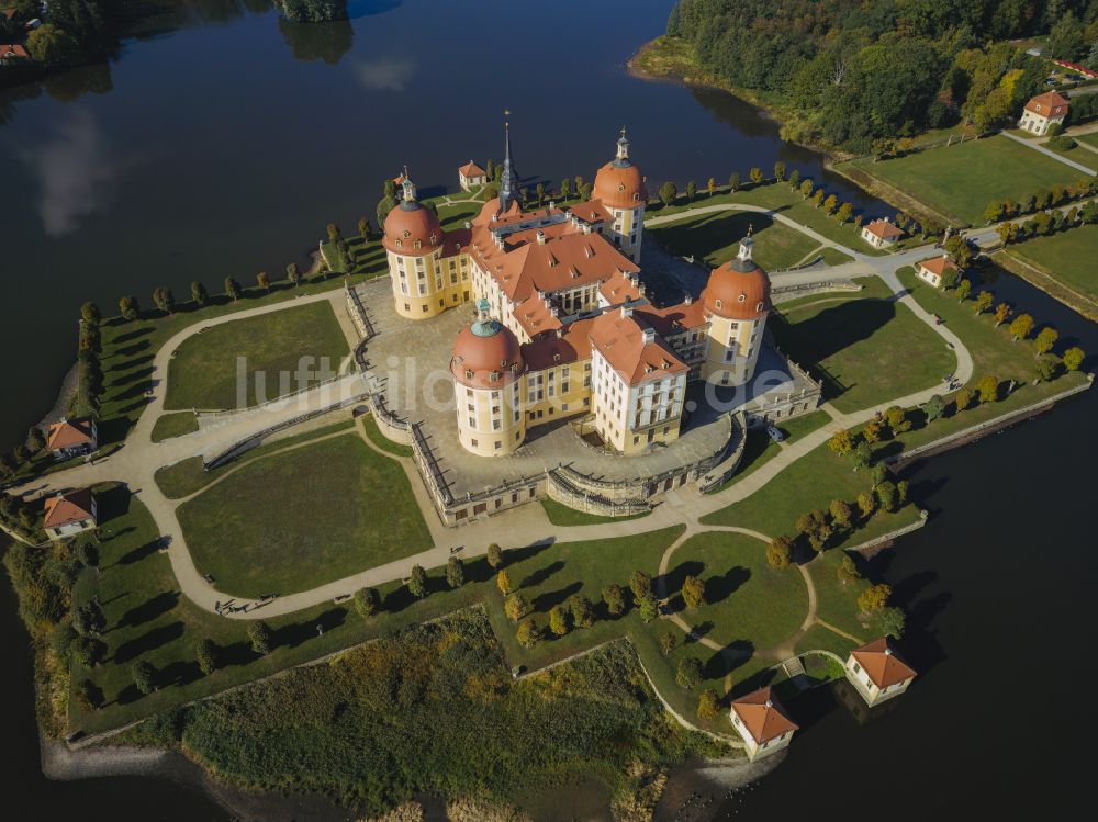 Luftaufnahme Moritzburg - Wasserschloss und Schloßpark in Moritzburg im Bundesland Sachsen, Deutschland