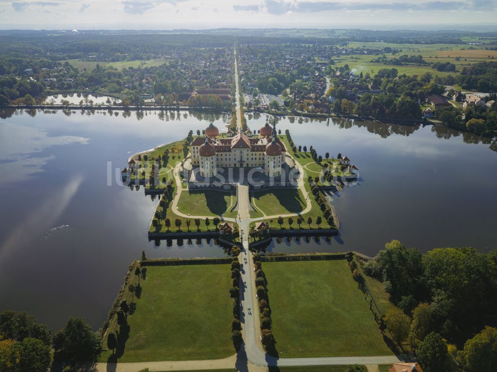 Moritzburg von oben - Wasserschloss und Schloßpark in Moritzburg im Bundesland Sachsen, Deutschland