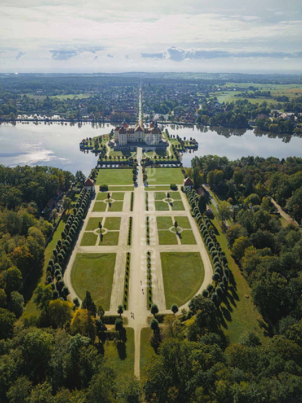 Moritzburg aus der Vogelperspektive: Wasserschloss und Schloßpark in Moritzburg im Bundesland Sachsen, Deutschland