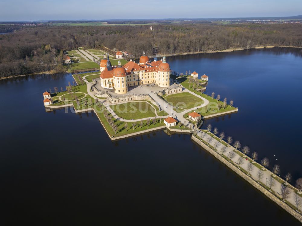 Luftaufnahme Moritzburg - Wasserschloss und Schloßpark in Moritzburg im Bundesland Sachsen, Deutschland