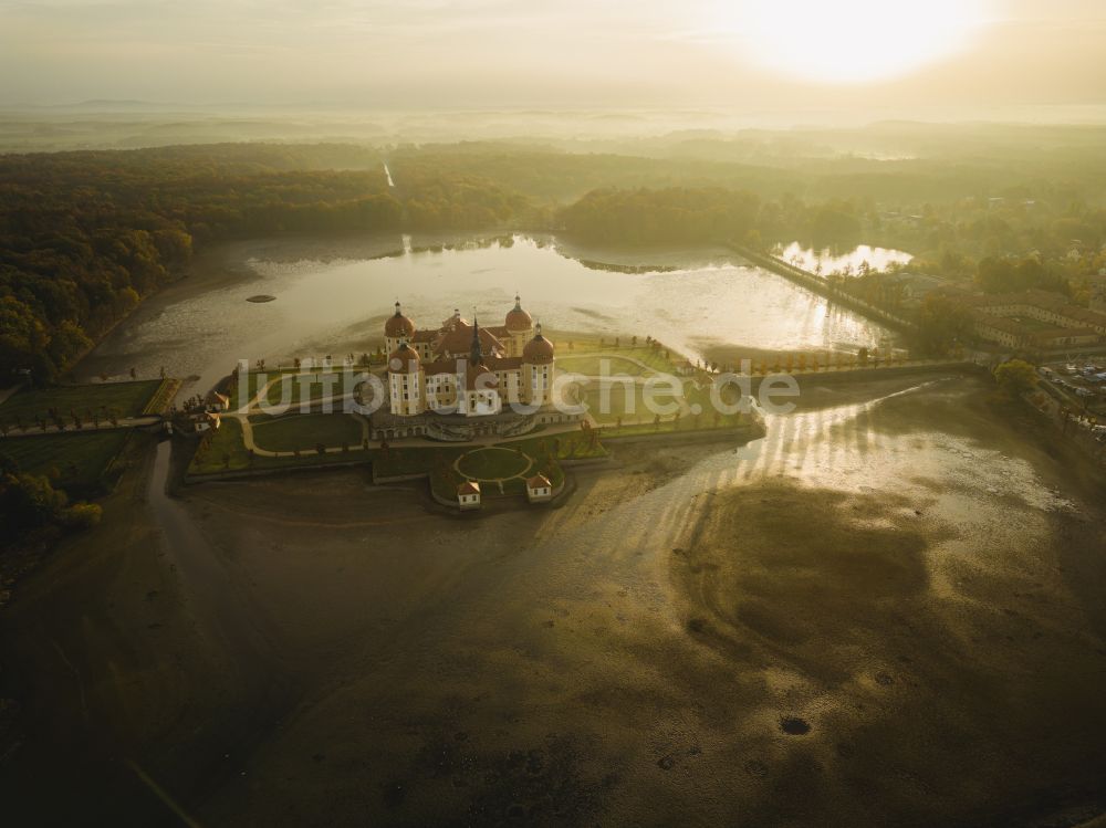 Moritzburg von oben - Wasserschloss und Schloßpark in Moritzburg im Bundesland Sachsen, Deutschland