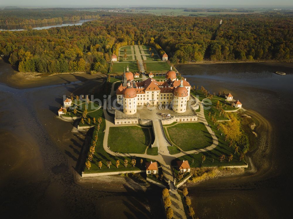 Moritzburg aus der Vogelperspektive: Wasserschloss und Schloßpark in Moritzburg im Bundesland Sachsen, Deutschland