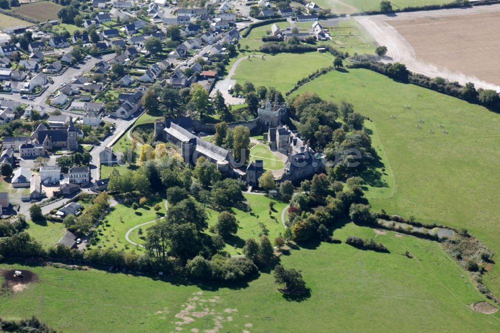 Longuenee en Anjou aus der Vogelperspektive: Wasserschloß mit Wassergraben Le Plessis Mace in Longuenee en Anjou in Pays de la Loire, Frankreich