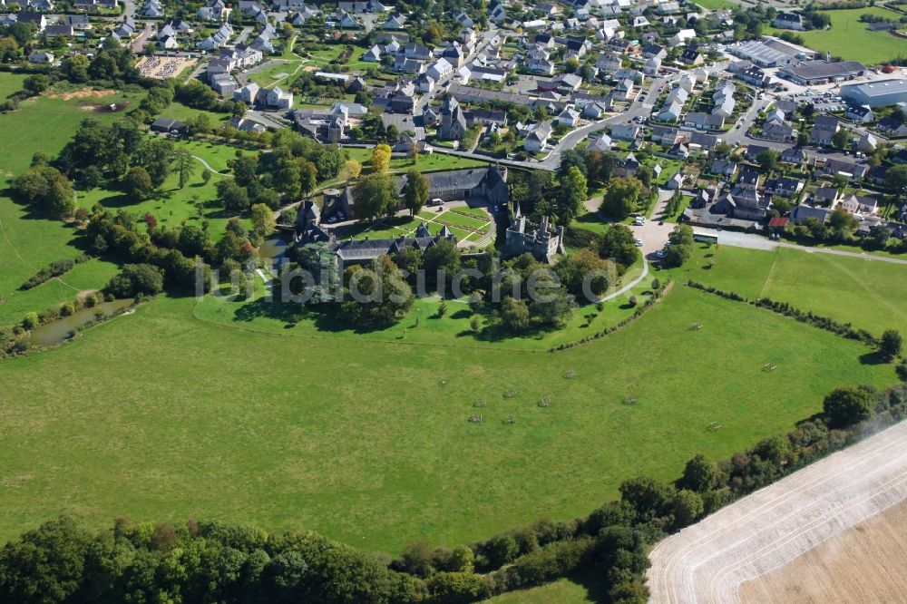 Longuenee en Anjou von oben - Wasserschloß mit Wassergraben Le Plessis Mace in Longuenee en Anjou in Pays de la Loire, Frankreich