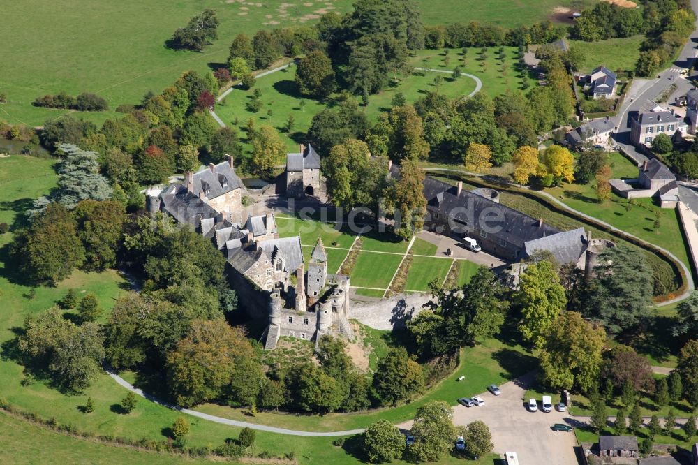 Luftaufnahme Longuenee en Anjou - Wasserschloß mit Wassergraben Le Plessis Mace in Longuenee en Anjou in Pays de la Loire, Frankreich