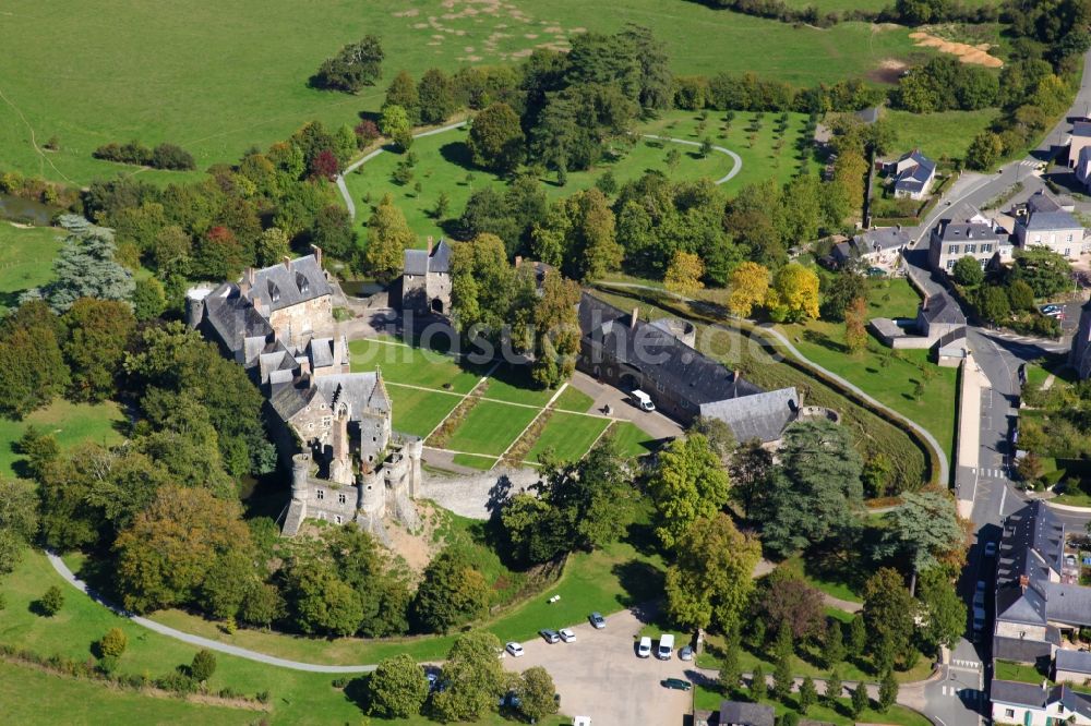 Longuenee en Anjou von oben - Wasserschloß mit Wassergraben Le Plessis Mace in Longuenee en Anjou in Pays de la Loire, Frankreich