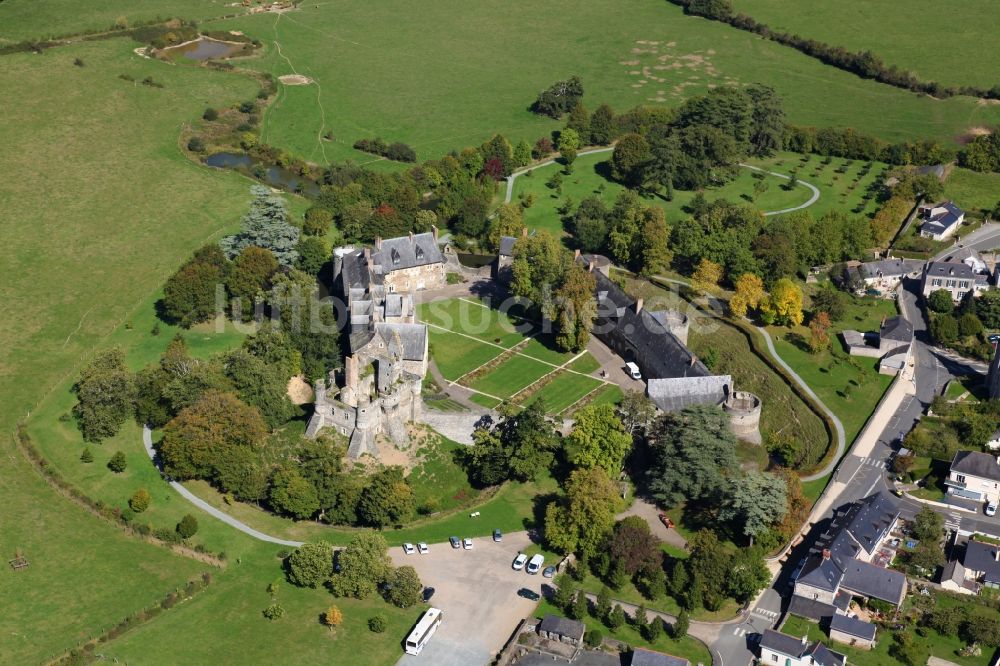 Luftbild Longuenee en Anjou - Wasserschloß mit Wassergraben Le Plessis Mace in Longuenee en Anjou in Pays de la Loire, Frankreich