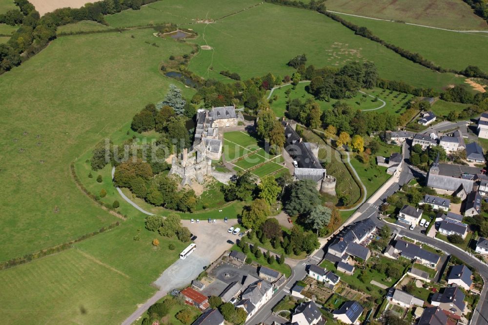 Luftaufnahme Longuenee en Anjou - Wasserschloß mit Wassergraben Le Plessis Mace in Longuenee en Anjou in Pays de la Loire, Frankreich