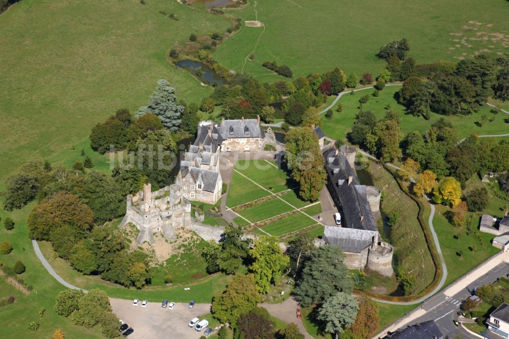 Longuenee en Anjou von oben - Wasserschloß mit Wassergraben Le Plessis Mace in Longuenee en Anjou in Pays de la Loire, Frankreich