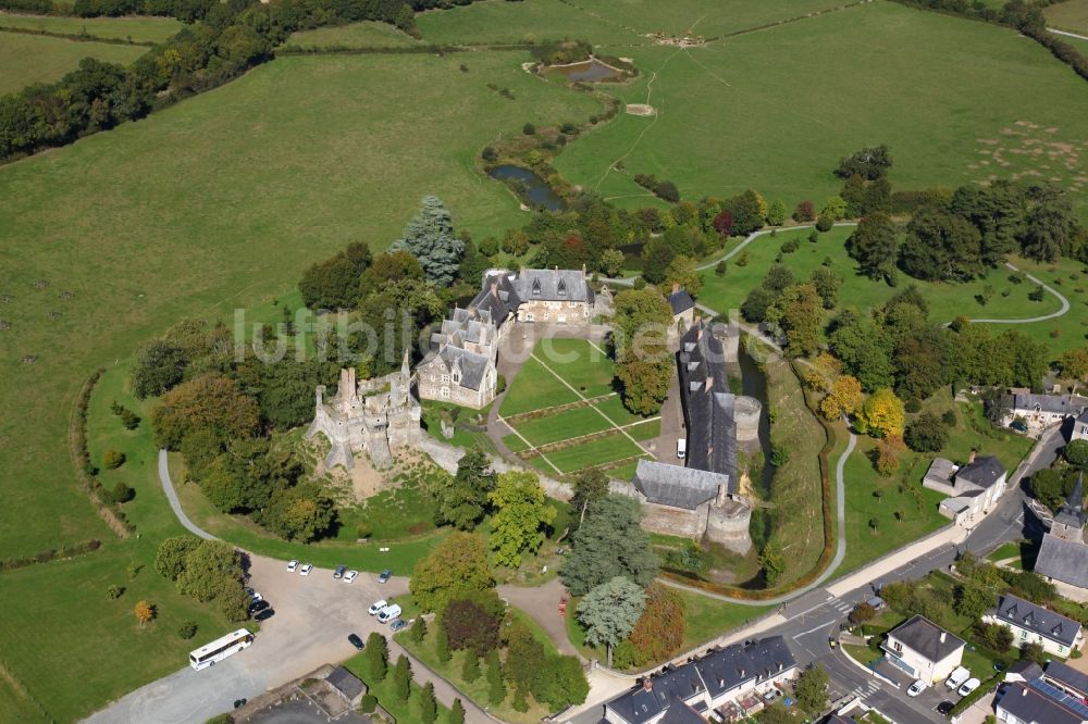 Longuenee en Anjou aus der Vogelperspektive: Wasserschloß mit Wassergraben Le Plessis Mace in Longuenee en Anjou in Pays de la Loire, Frankreich