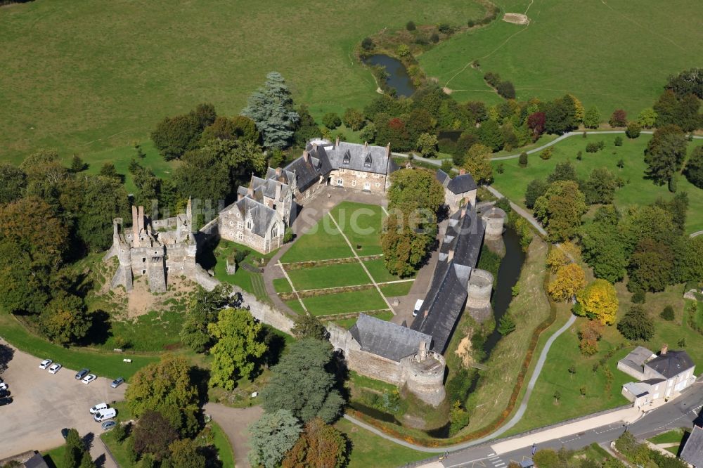 Luftaufnahme Longuenee en Anjou - Wasserschloß mit Wassergraben Le Plessis Mace in Longuenee en Anjou in Pays de la Loire, Frankreich