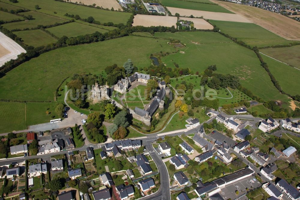 Longuenee en Anjou von oben - Wasserschloß mit Wassergraben Le Plessis Mace in Longuenee en Anjou in Pays de la Loire, Frankreich