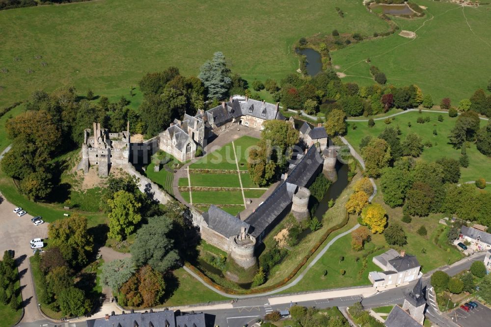 Longuenee en Anjou aus der Vogelperspektive: Wasserschloß mit Wassergraben Le Plessis Mace in Longuenee en Anjou in Pays de la Loire, Frankreich