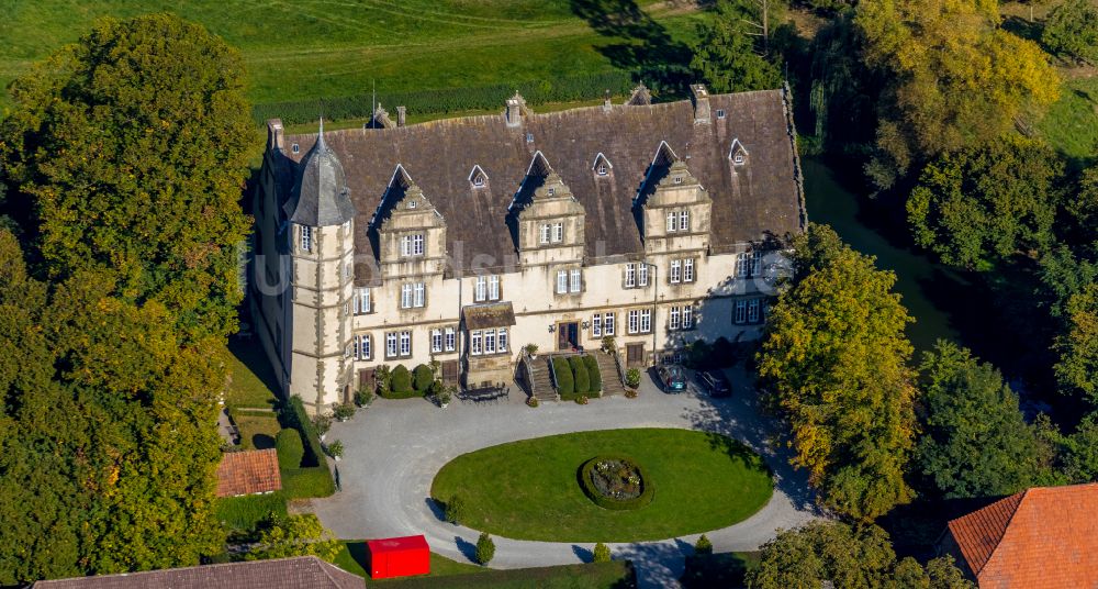 Wendlinghausen aus der Vogelperspektive: Wasserschloss mit Wassergraben in Wendlinghausen im Bundesland Nordrhein-Westfalen, Deutschland