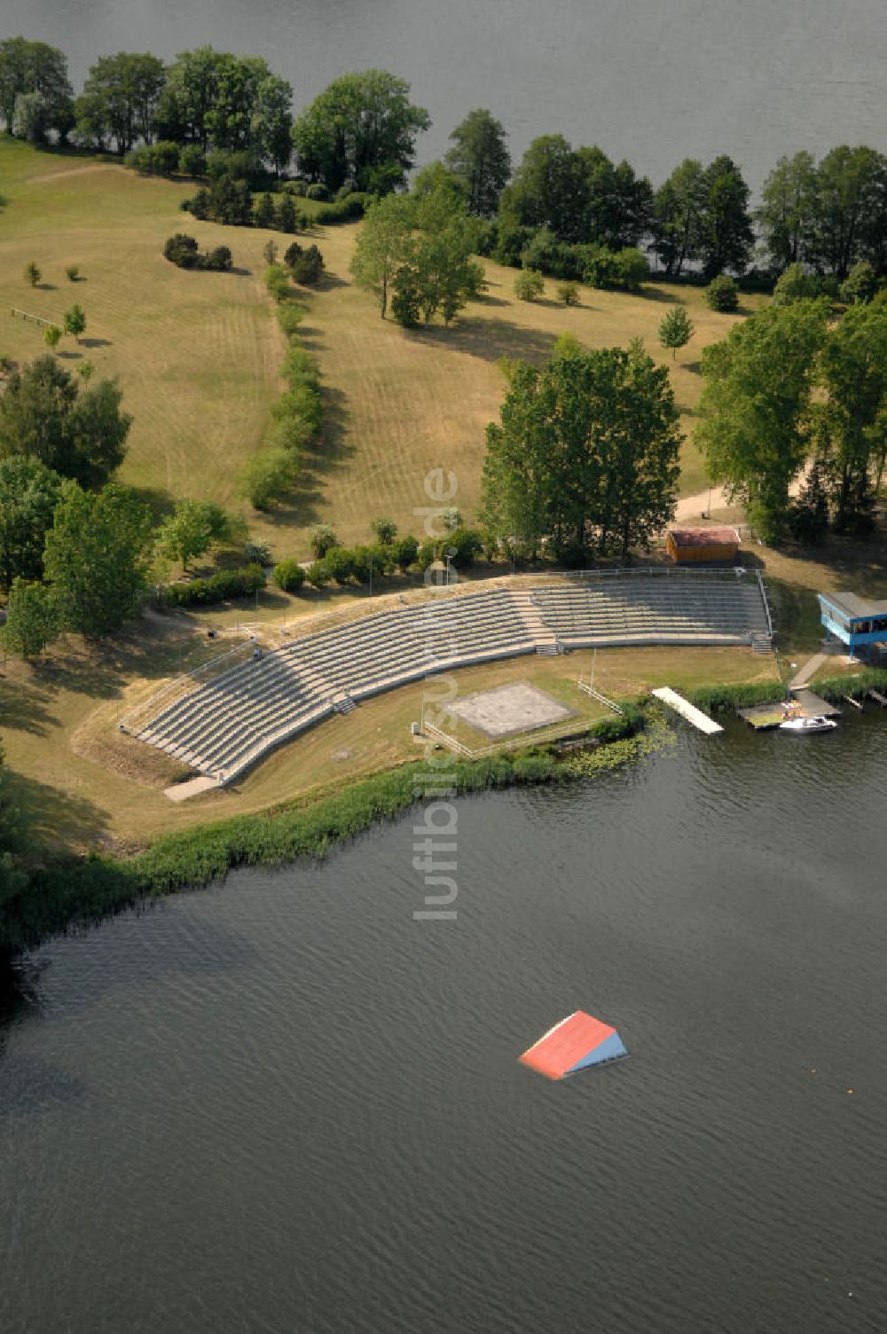 Feldberg aus der Vogelperspektive: Wasserski-Tribüne / water ski tribune in Feldberg