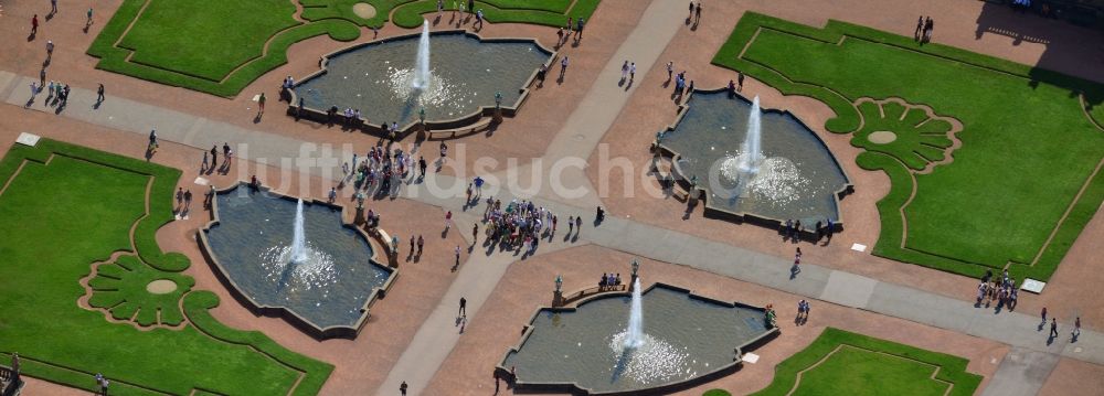 Luftbild Dresden - Wasserspiel auf dem Innenhof des Zwinger, dem Wahrzeichen von Dresden im Bundesland Sachsen