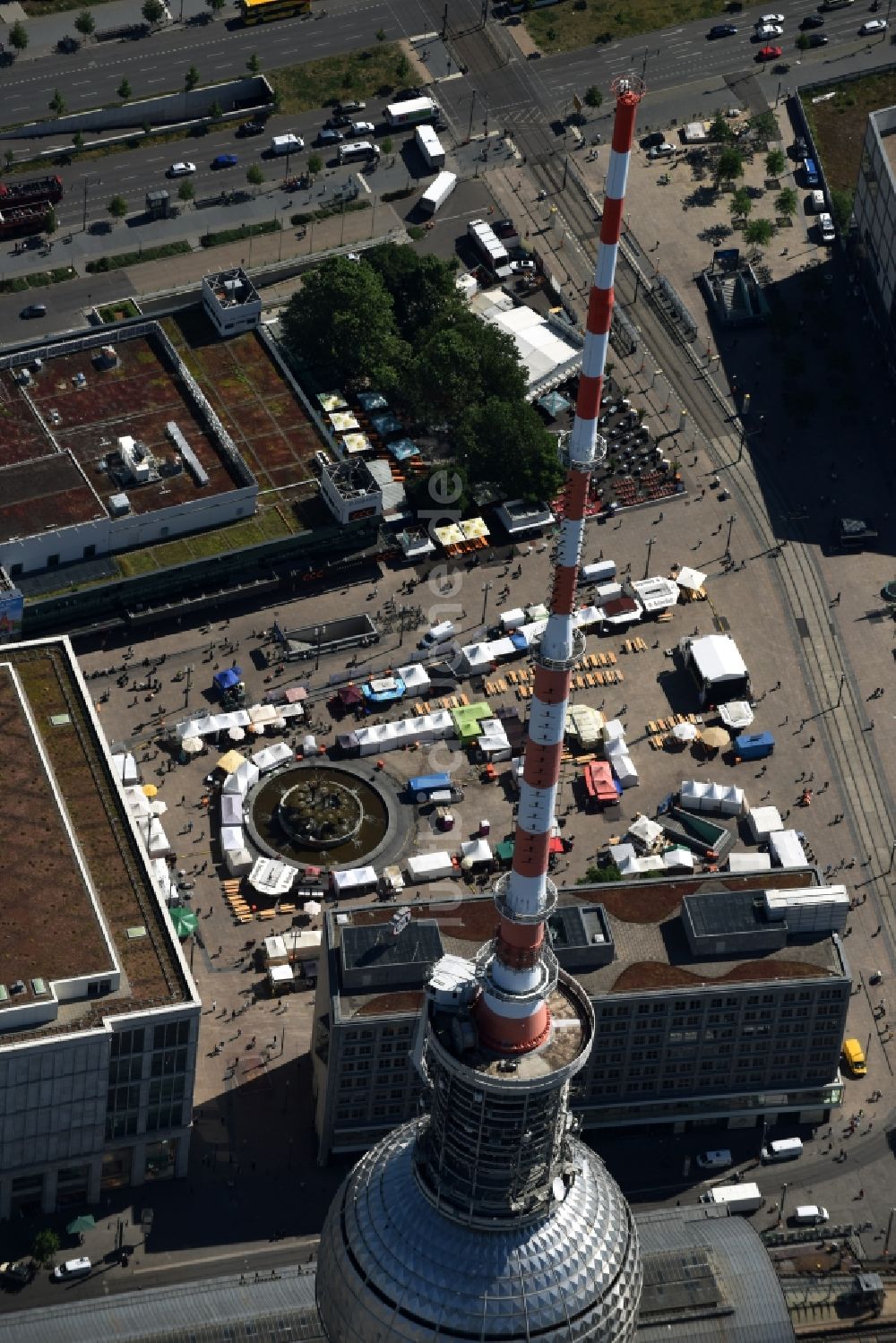 Luftaufnahme Berlin - Wasserspiele- Brunnen auf dem Alexanderplatz mit Markttreiben am Brunnen der Völkerfreundschaft in Berlin