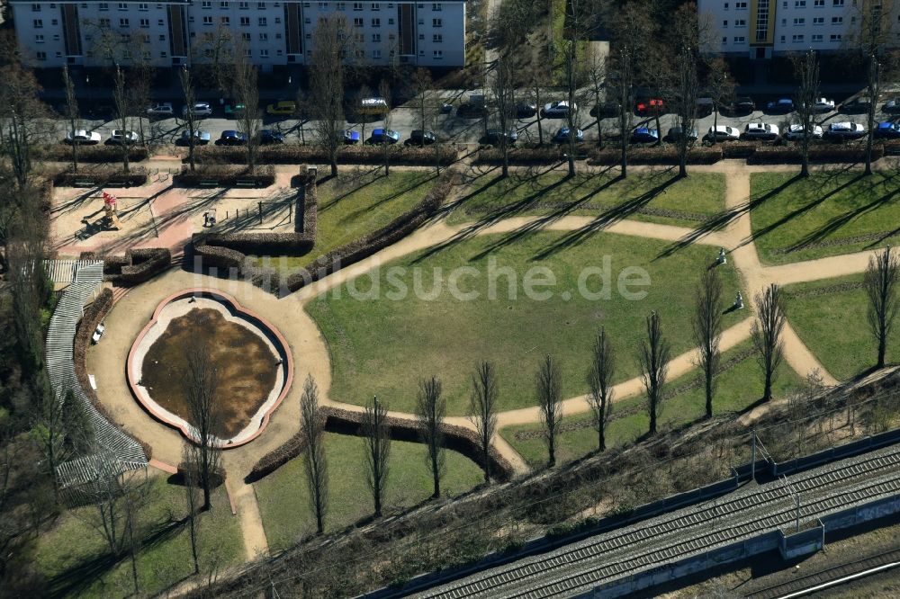 Berlin aus der Vogelperspektive: Wasserspiele- Brunnen auf dem Bernkastler Platz im Park an der Bernkastler Straße in Berlin