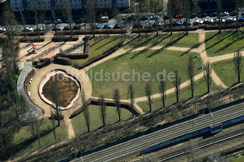 Luftbild Berlin - Wasserspiele- Brunnen auf dem Bernkastler Platz im Park an der Bernkastler Straße in Berlin