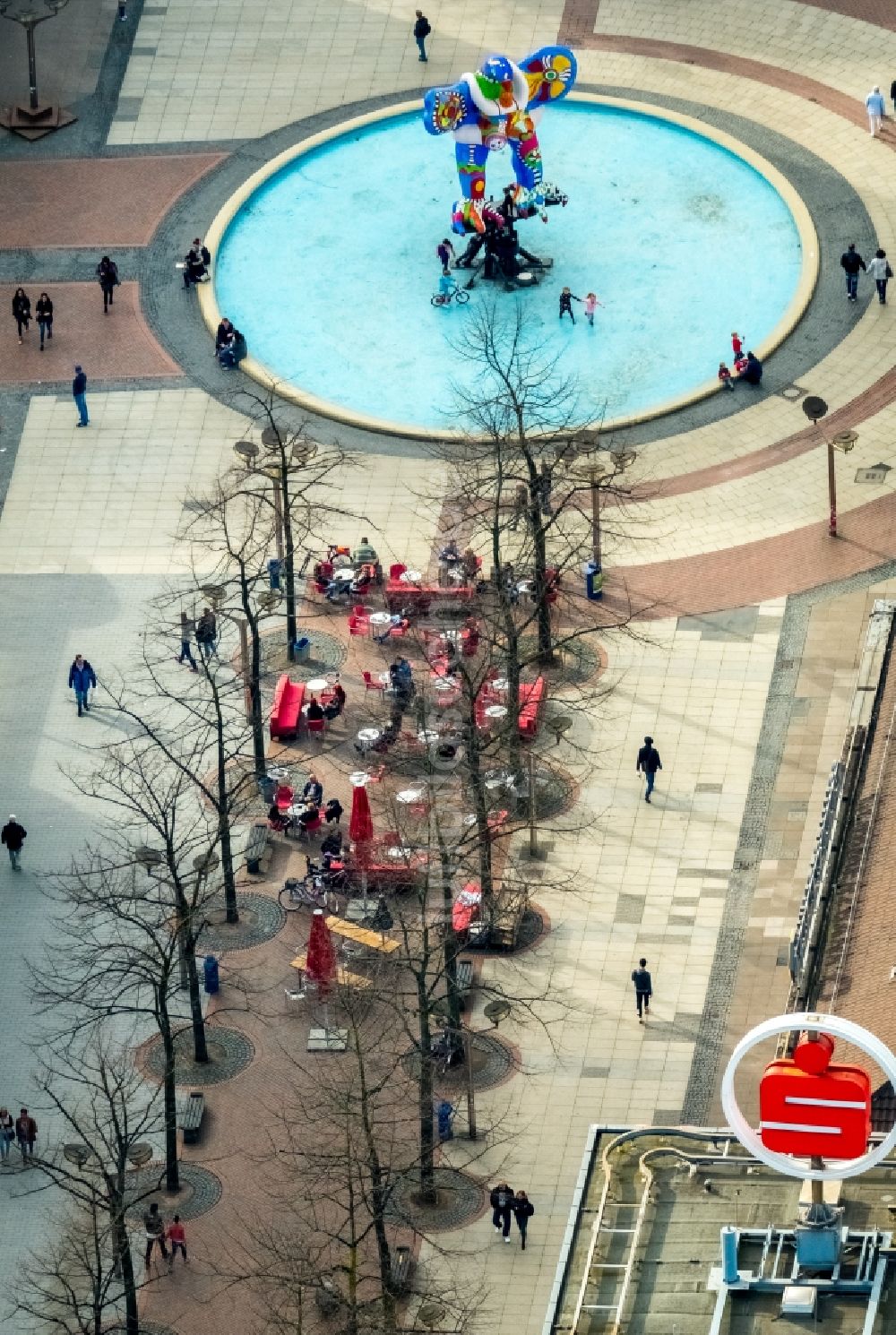 Duisburg aus der Vogelperspektive: Wasserspiele- Brunnen auf der Düsseldorfer Straße Ecke Königsstraße im Ortsteil Duisburg Mitte in Duisburg im Bundesland Nordrhein-Westfalen