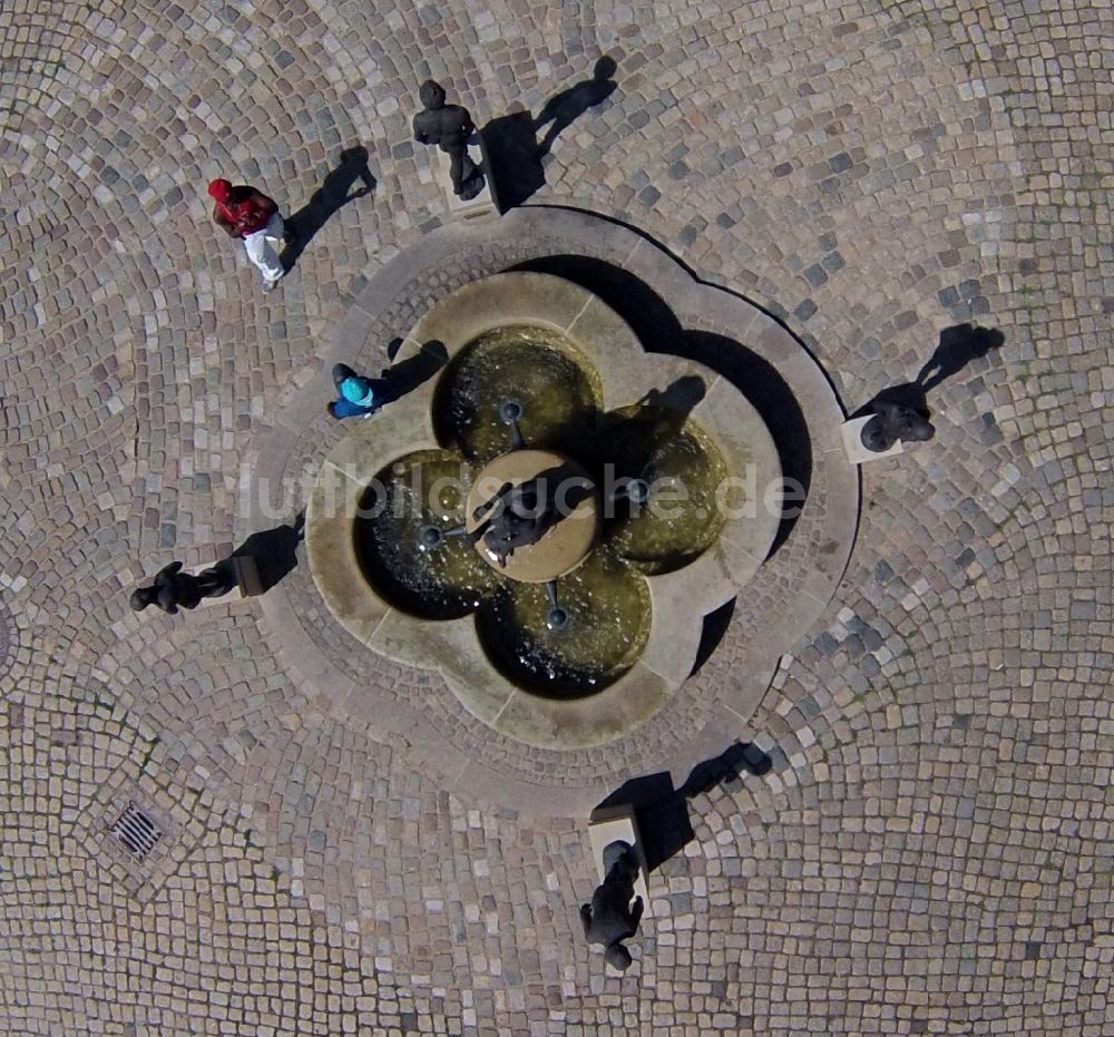 Luftbild Halle / Saale - Wasserspiele Brunnen Lebenkreis mit Bronze- Plastik am Domplatz in Halle (Saale) in Sachsen-Anhalt