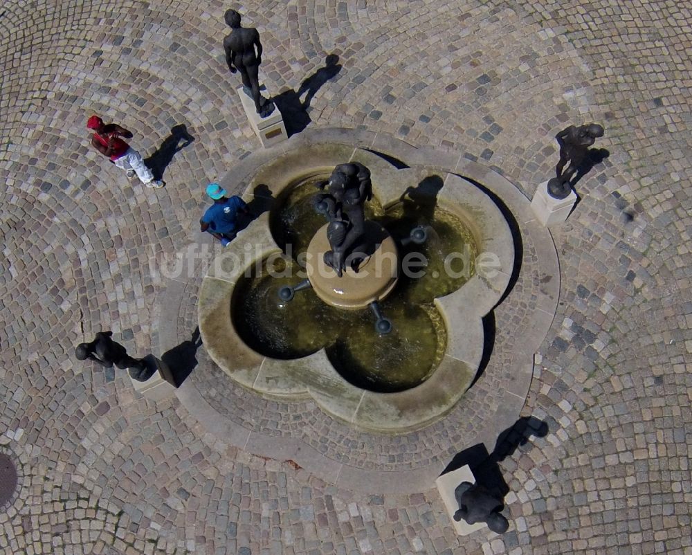 Luftaufnahme Halle / Saale - Wasserspiele Brunnen Lebenkreis mit Bronze- Plastik am Domplatz in Halle (Saale) in Sachsen-Anhalt