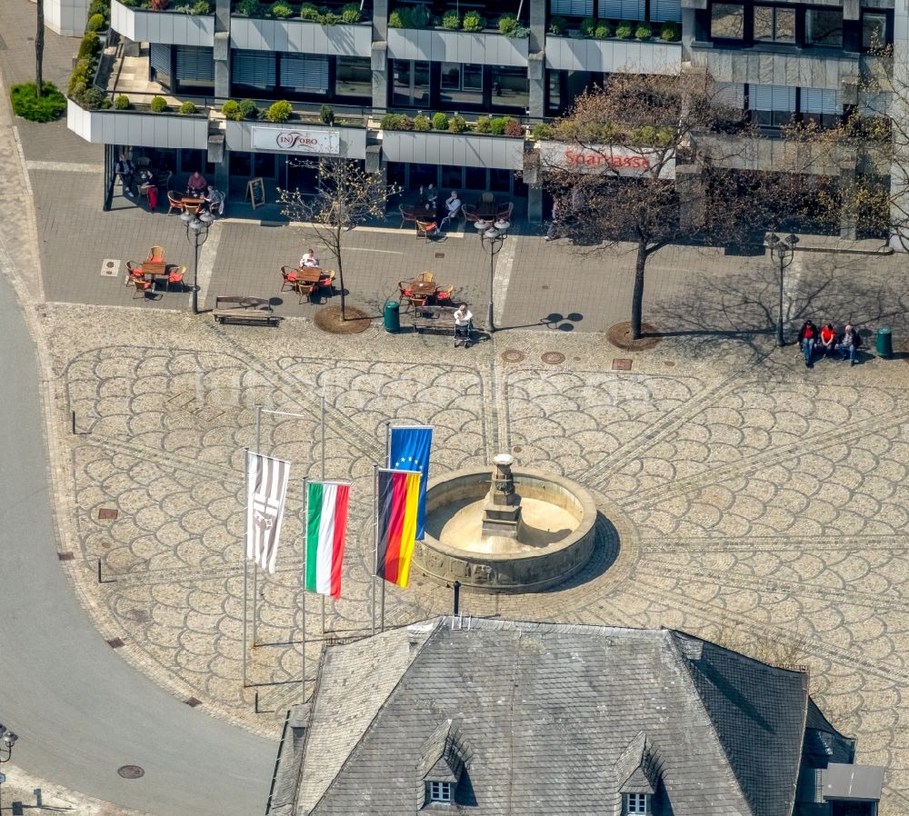 Luftbild Brilon - Wasserspiele- Brunnen auf dem Marktplatz in Brilon im Bundesland Nordrhein-Westfalen, Deutschland