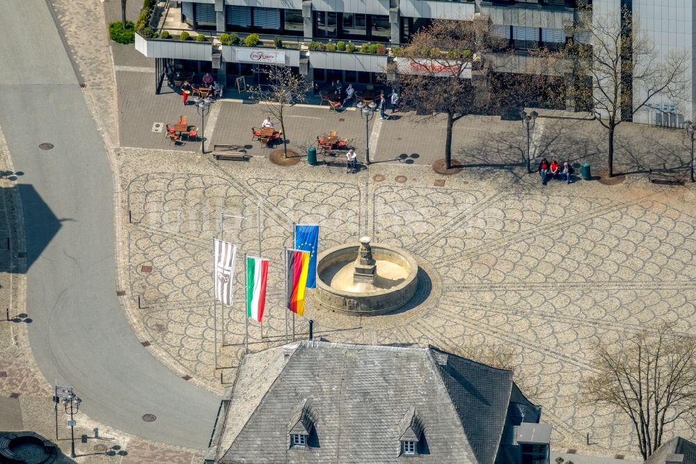 Luftaufnahme Brilon - Wasserspiele- Brunnen auf dem Marktplatz in Brilon im Bundesland Nordrhein-Westfalen, Deutschland